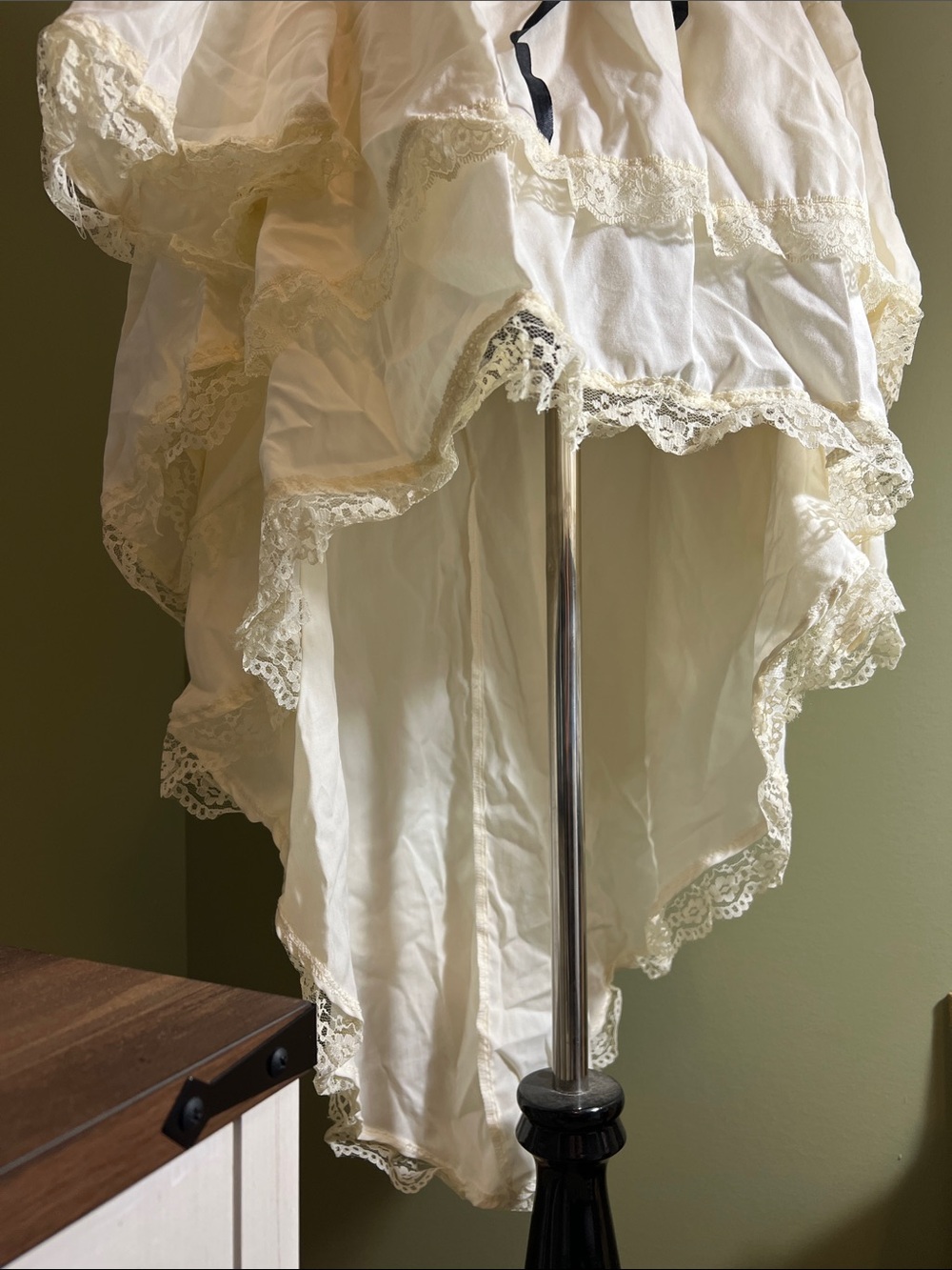 Women’s Pirate Wench Costume - Picture 5 of 6